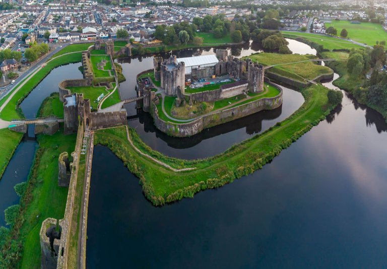 Wales Cearphilly Castle6.jpg