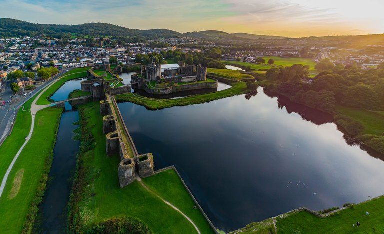 Wales Cearphilly Castle2.jpg