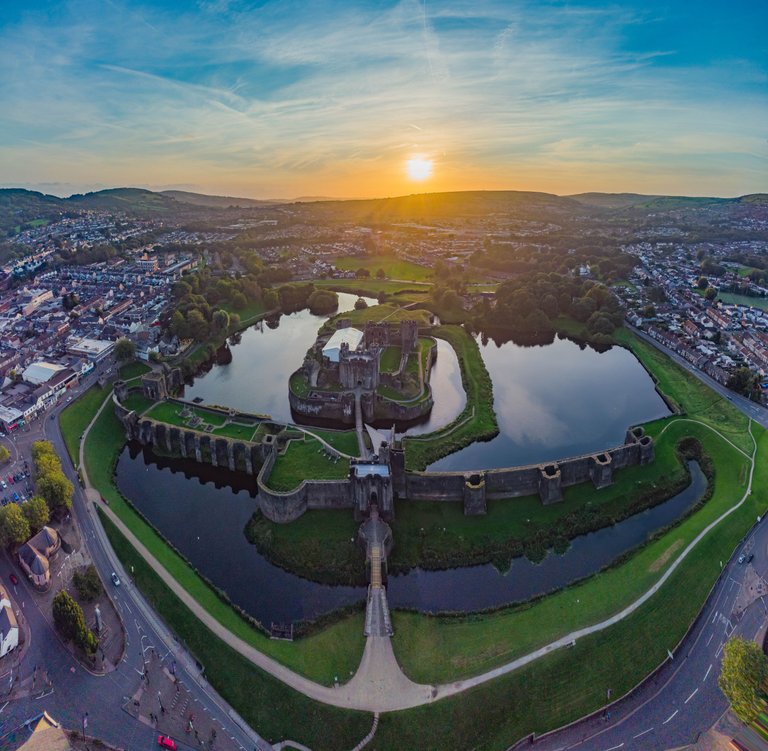 Wales Cearphilly Castle5.jpg