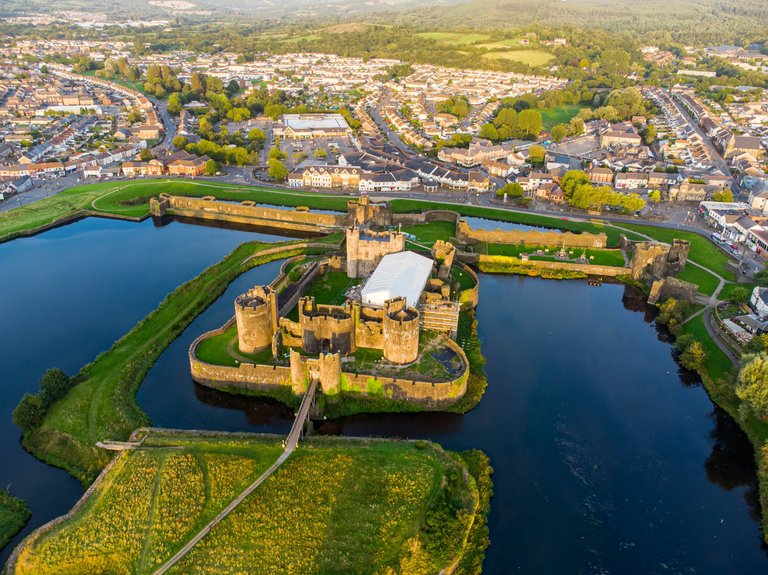 Wales Cearphilly Castle4.jpg