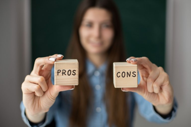 mujer-borrosa-de-tiro-medio-sosteniendo-cubos.jpg
