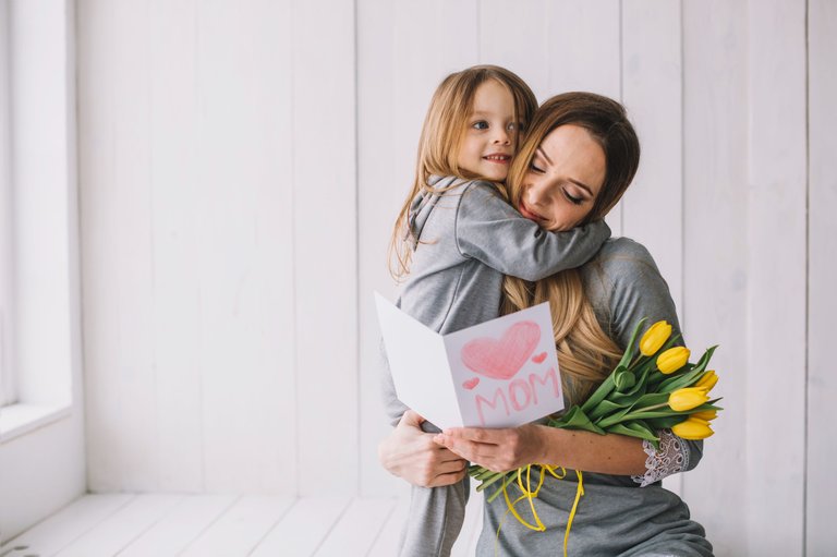lindo-concepto-del-dia-de-la-madre-con-madre-e-hija.jpg
