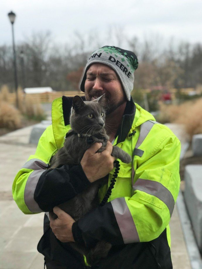 truck-driver-reunites-with-cat-04.jpg