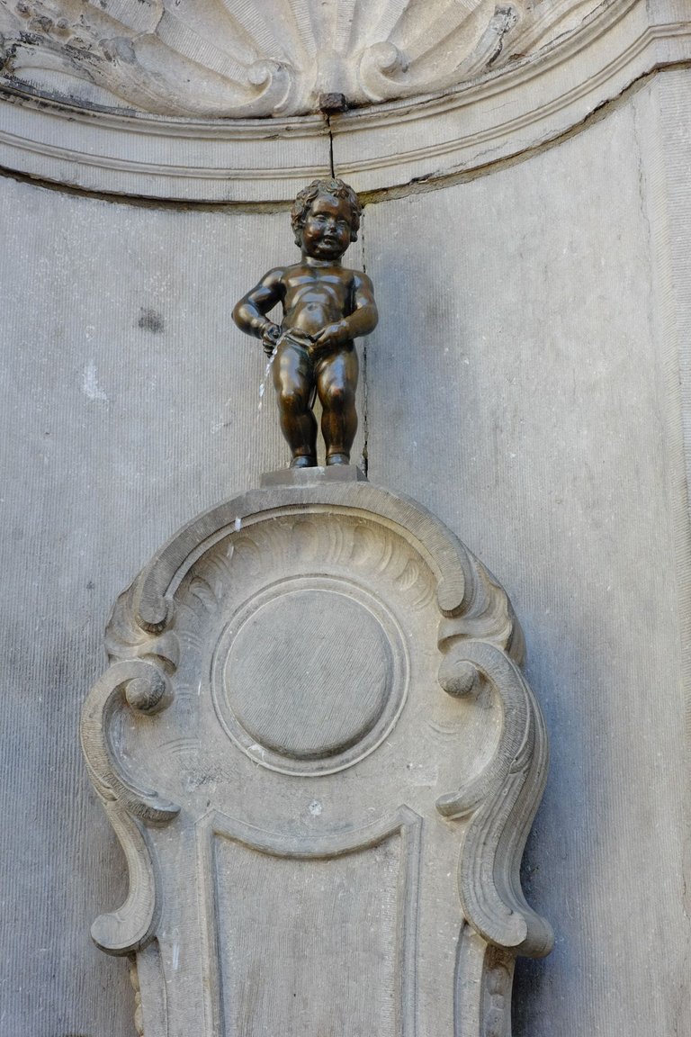 Brussels & Manneken Pis: The Most Overrated, Yet Absolutely Unmissable Tiny Peeing Dude in Europe