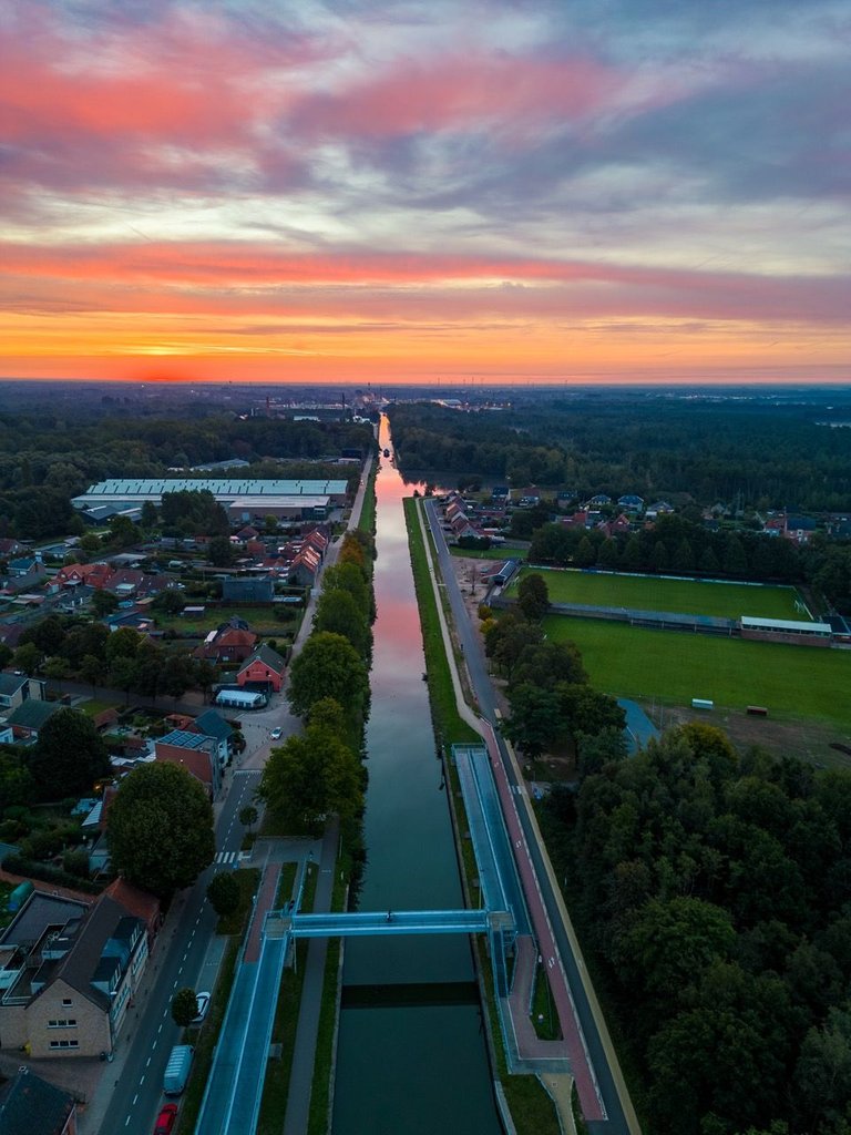 🌅 The Magic of Dawn Over the Canal