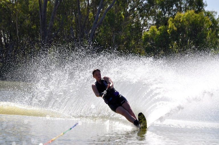 waterskiing-2113947_960_720.jpg