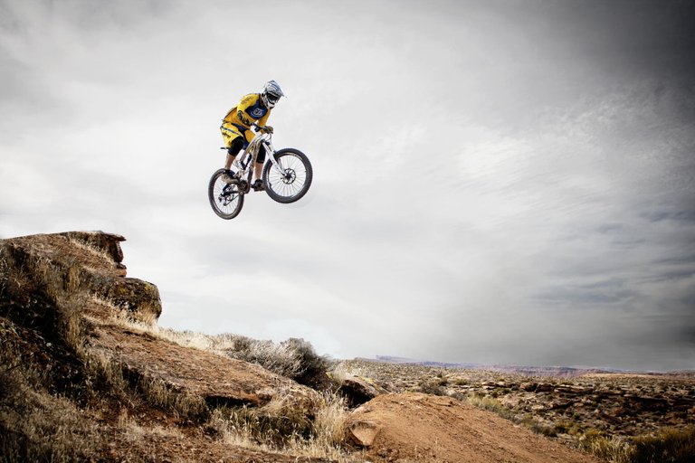 httpswww.pexels.comes-esfotopersona-en-bicicleta-haciendo-una-caminata-en-el-aire-71104.jpeg