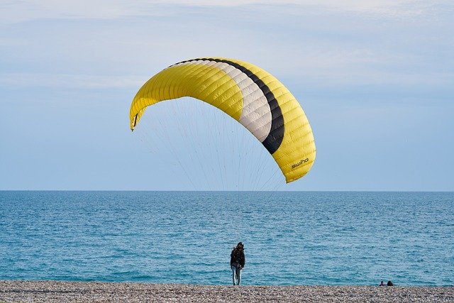 parachute-4167473_640.jpg