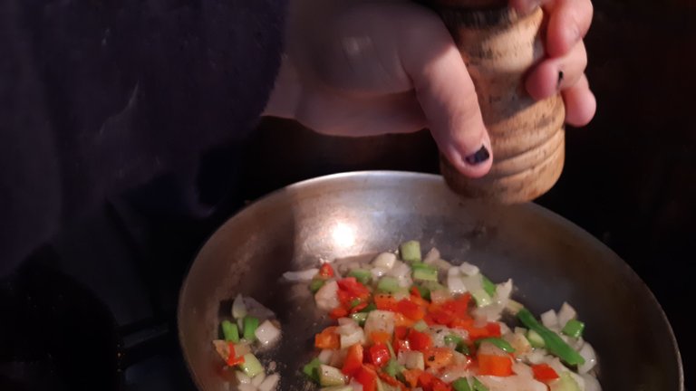 Las manos de mi hija ayudando en la cocina / My daughter's hands helping in the kitchen