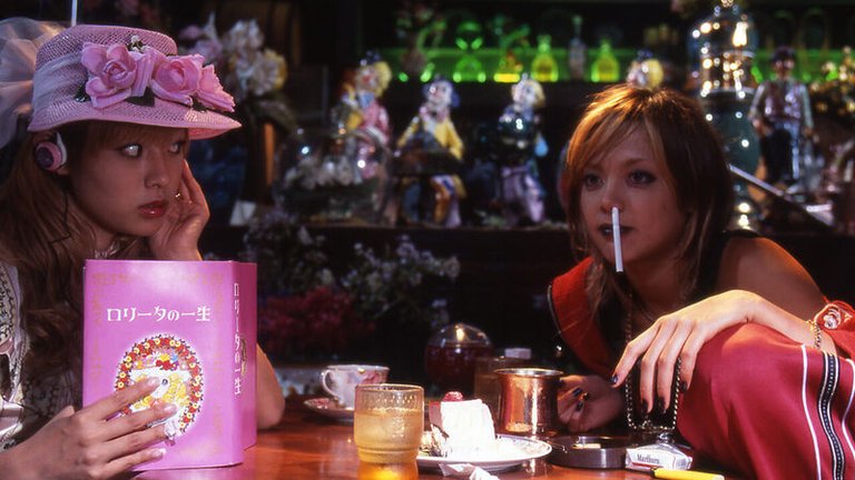 amigas-yanki-y-lolita-en-restaurante.jpg