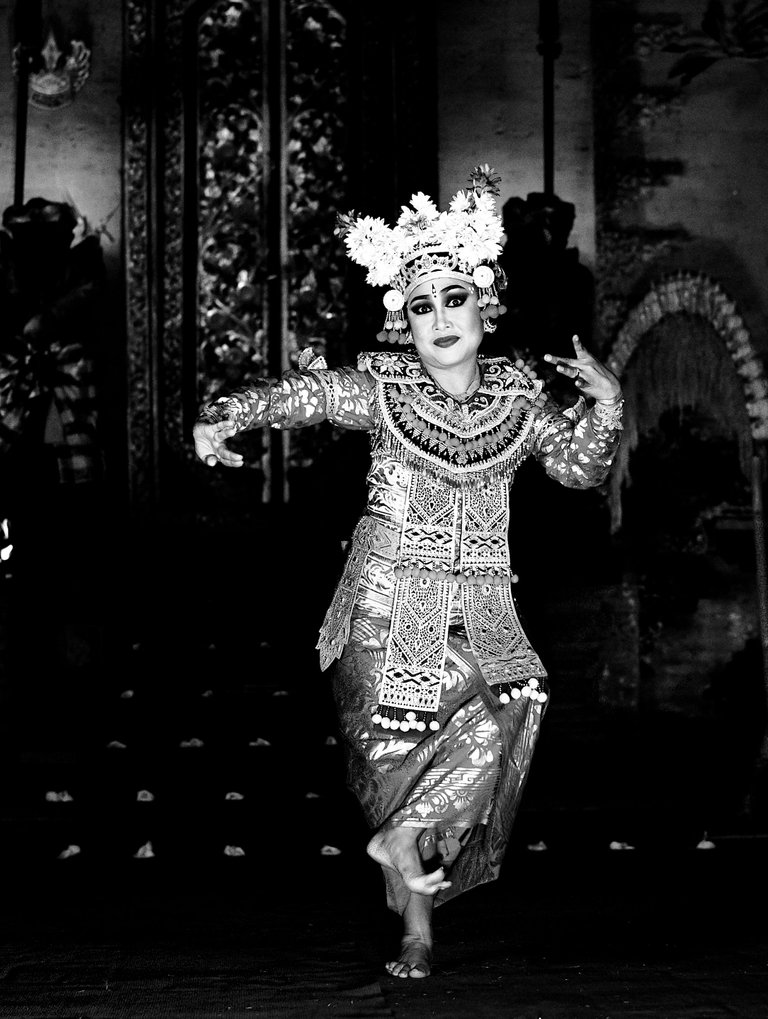 Dancer Ubud B&W.jpg