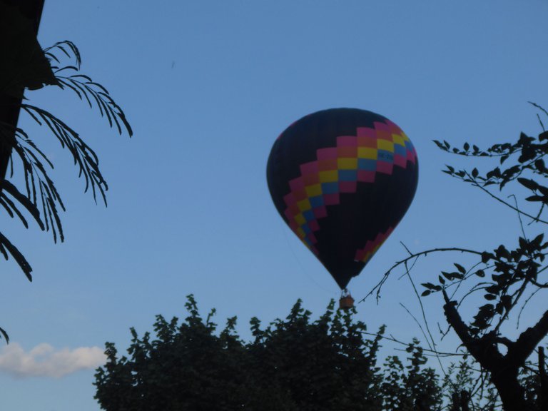 Skies-Balloon-Floating-Publicdomain (1).JPG