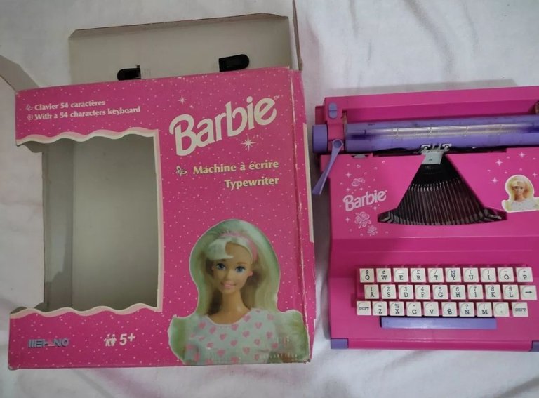 Échame el Cuento: la máquina de escribir de Barbie, dejó un vacío en mi corazón  [Esp-Eng]