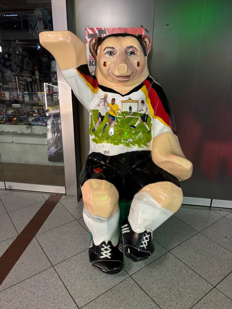BuddyBear No. 10 – The Seated Football Fan at Europaplatz