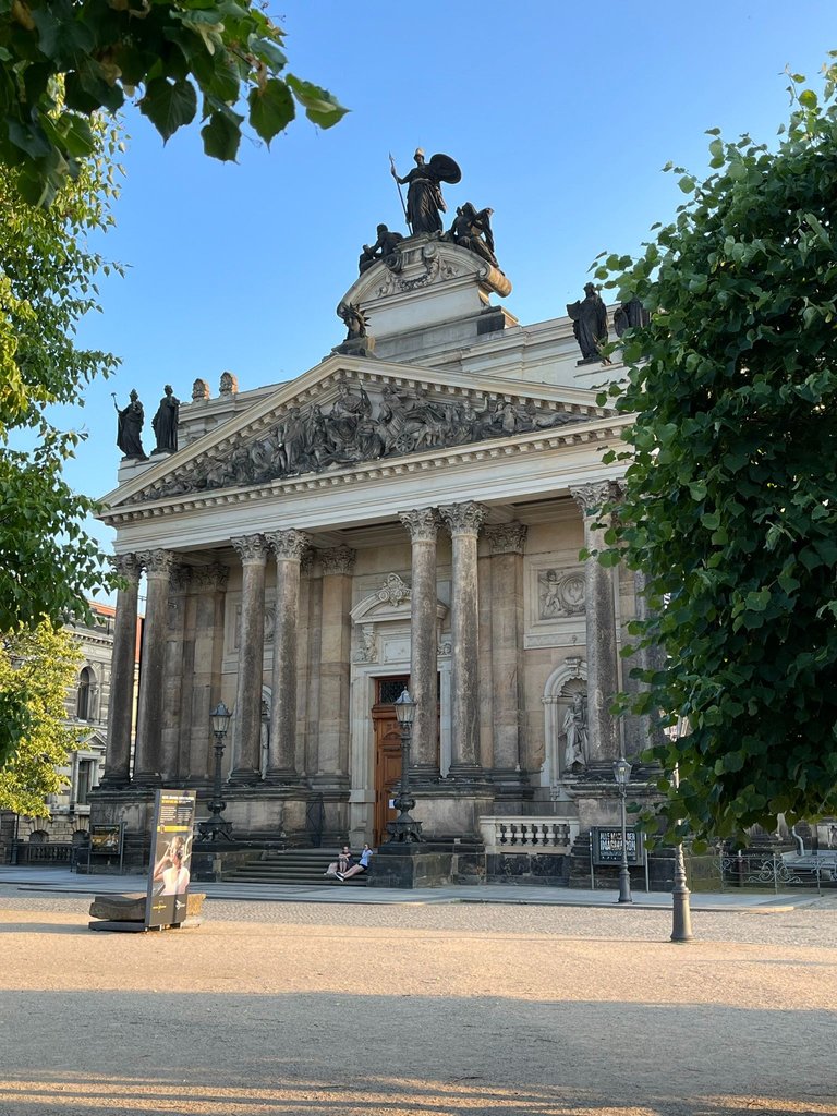 🌸 Happy Easter from the City of Dresden! 🐣