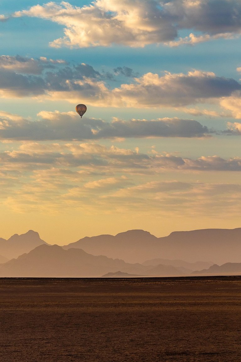 hot-air-balloon-4993835_1280.jpg