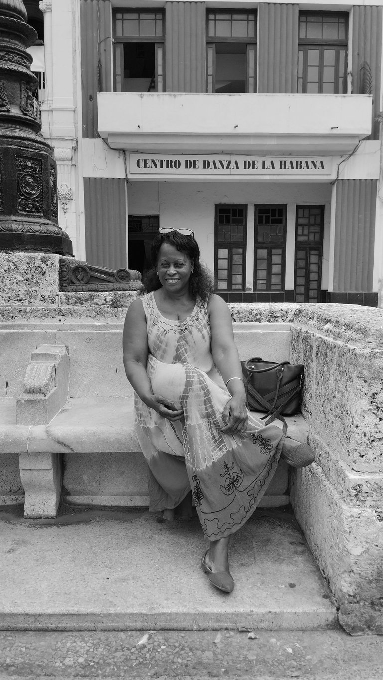 Foto en blanco y negro de una mujer en el Paseo del Prado