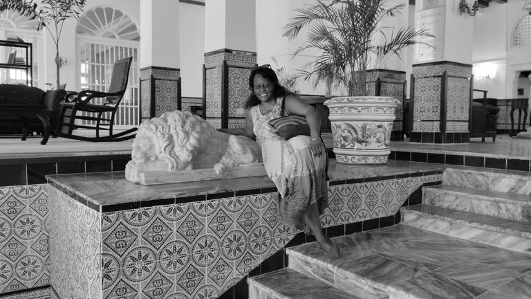 Foto en blanco y negro de una mujer en el Paseo del Prado