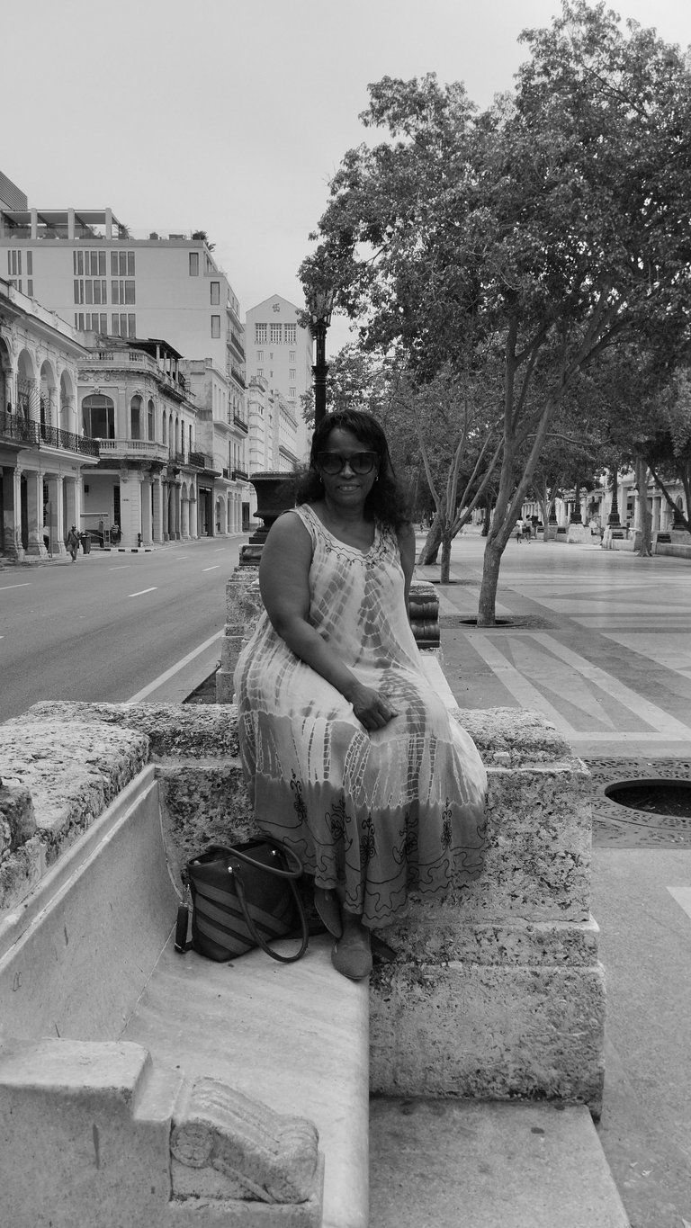 Foto en blanco y negro de una mujer en el Paseo del Prado