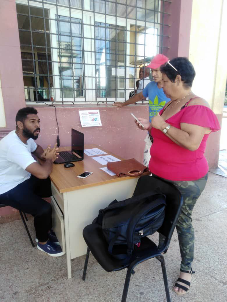 Instructor atiende clientes