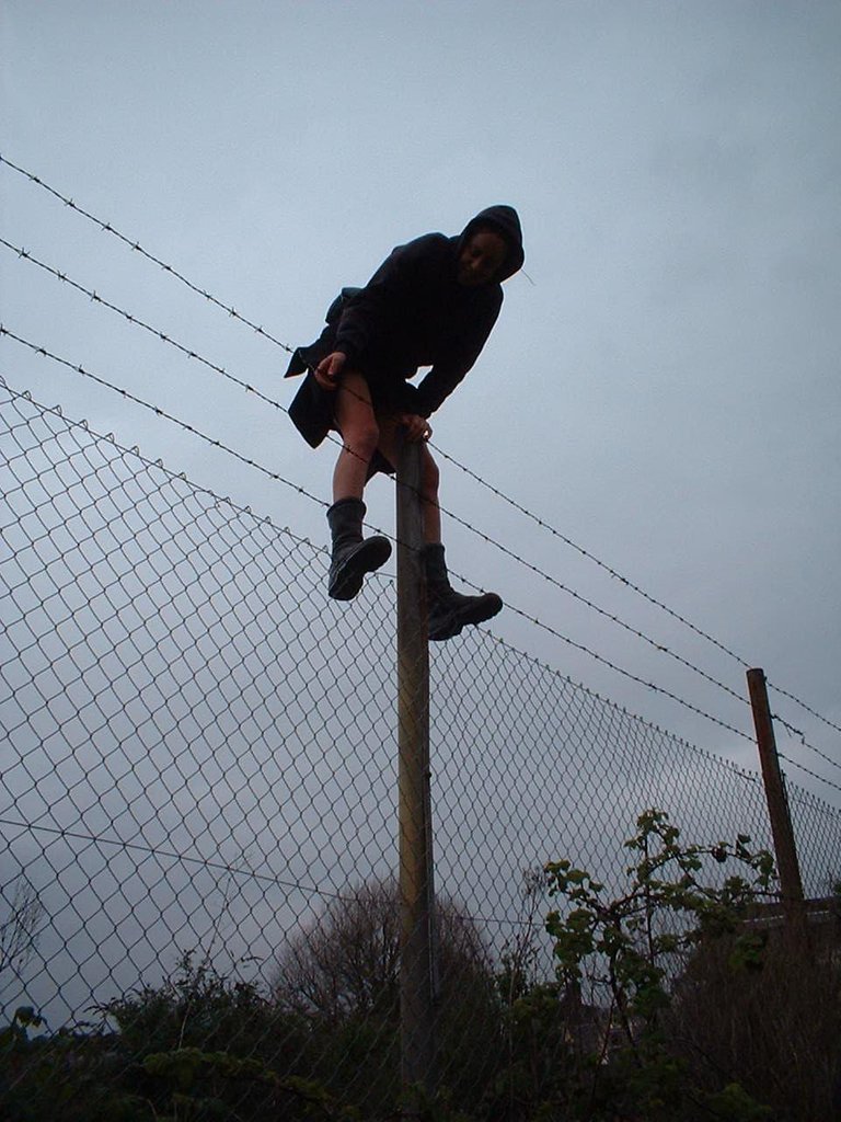 bristol_avon_street_kate_rich_barbed_wire_fence_climbing02.jpg