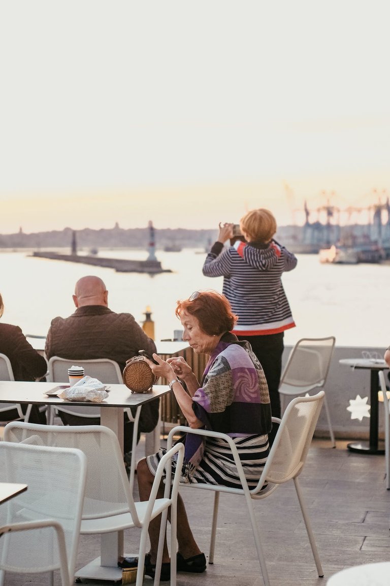free-photo-of-customers-on-the-terrace-of-the-restaurant-with-a-view-of-the-harbor.jpeg