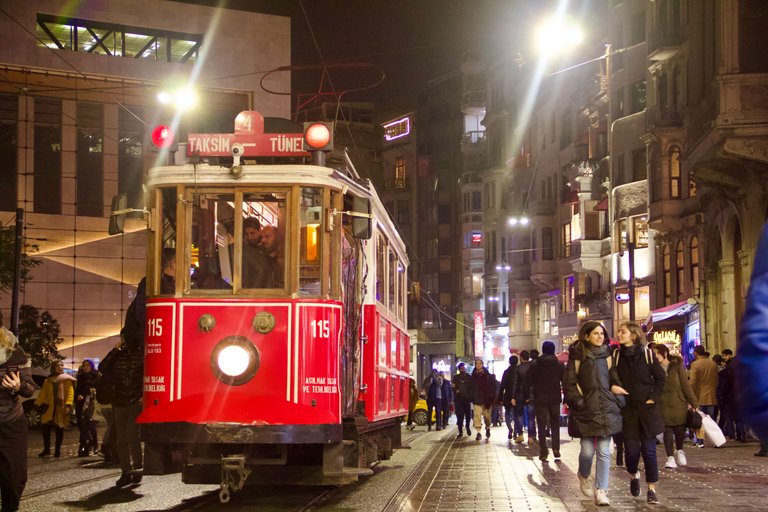 Istiklal Caddesi_OldTram.jpg