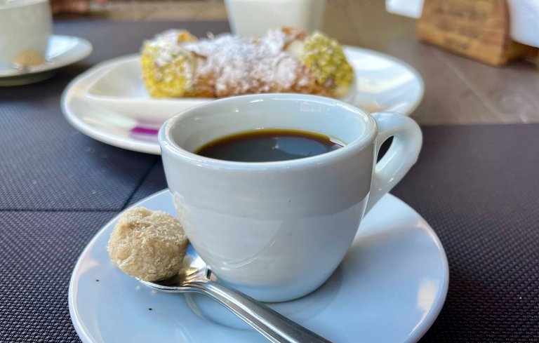 CafeGuayoyo_Canoli_Oct14.jpg
