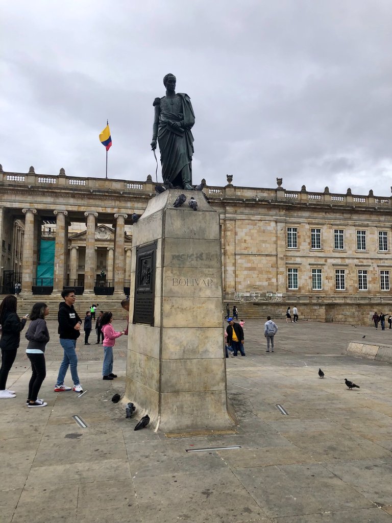 EstatuaBolivar_PlazadeBolivar.jpg