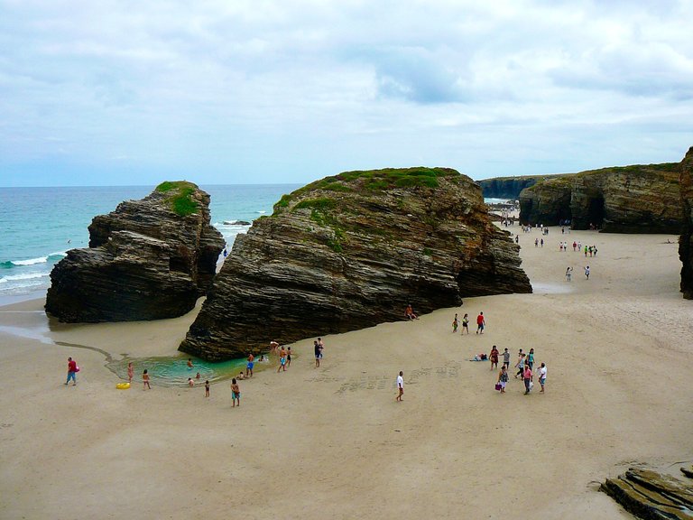 Playa_LaCatedrales_Galicia.jpg