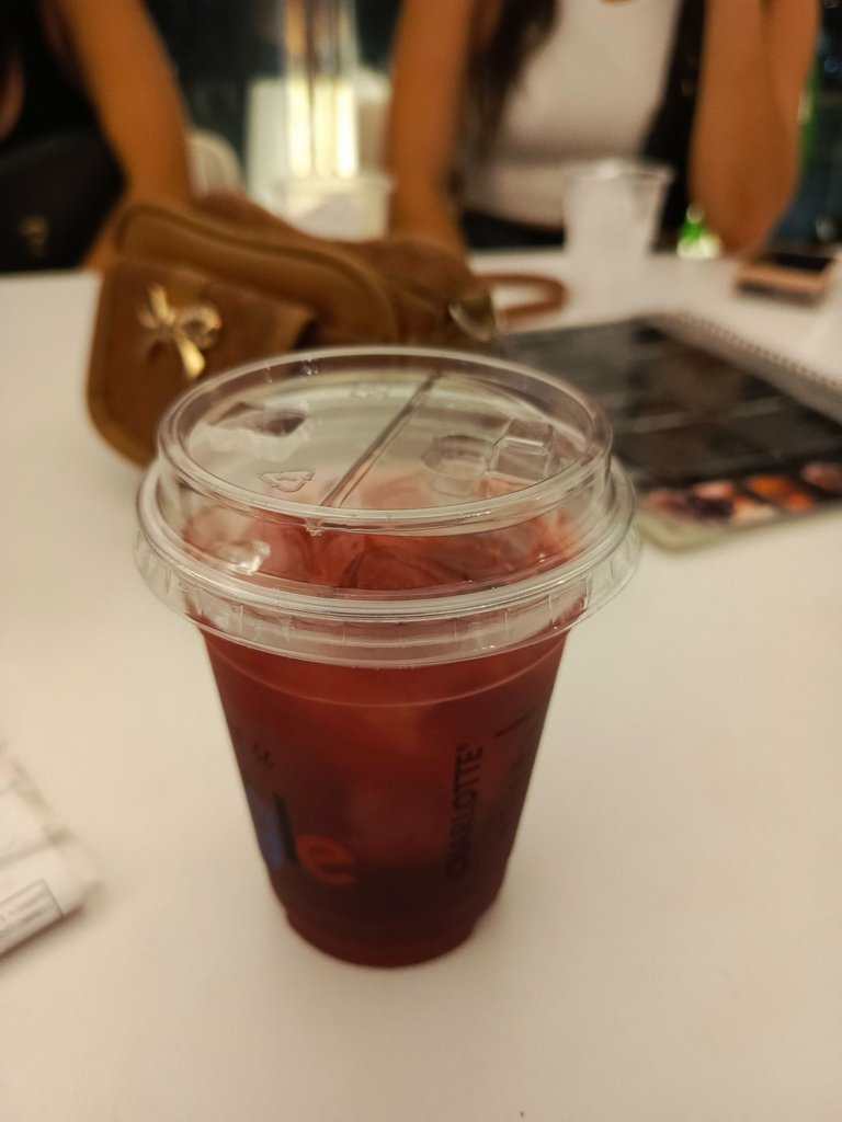 Charlotte has delicious iced tea [Eng-Esp]