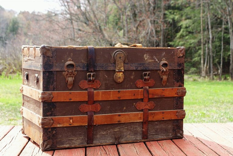 steamer-trunk-3414018_1280.jpg