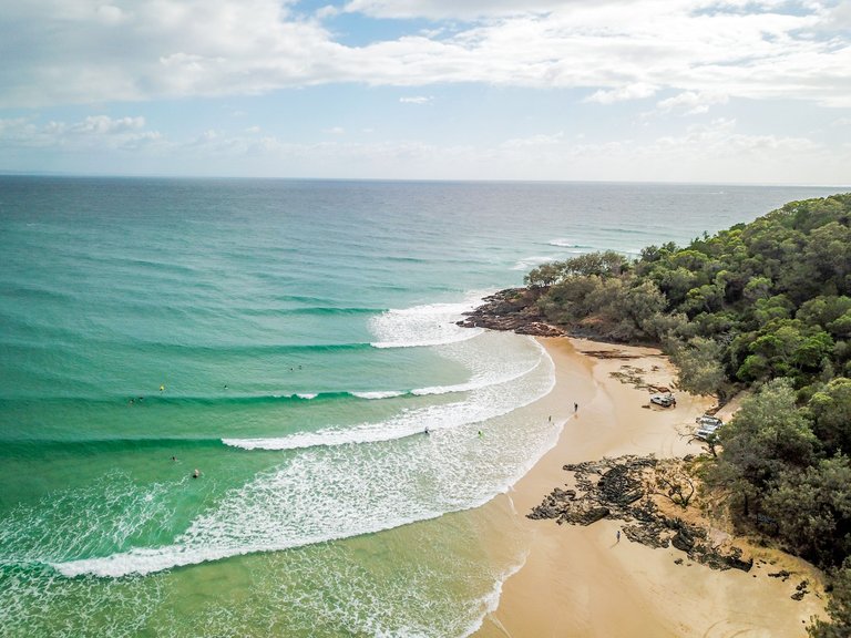 Rainbow beach, Australia - example of a point break. Photo bay Daniel Jurin - Pexels.jpg