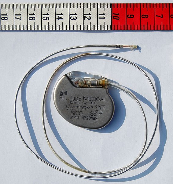 566px-St_Jude_Medical_pacemaker_with_ruler.jpg