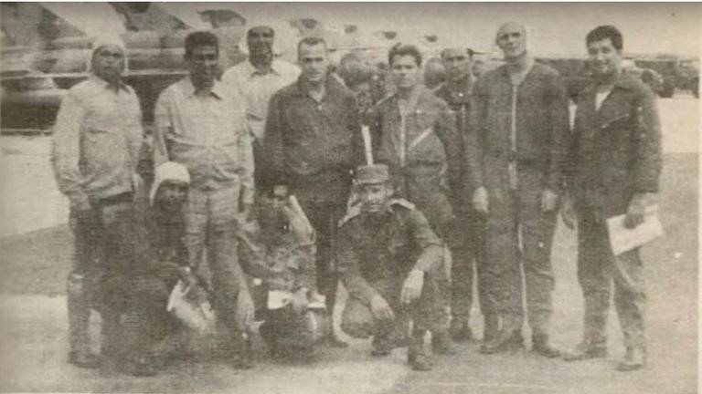 11/12 pilotos que participaron en la operación | 
Foto obtenida por mi padre en sus años en la escuela de Pilotos