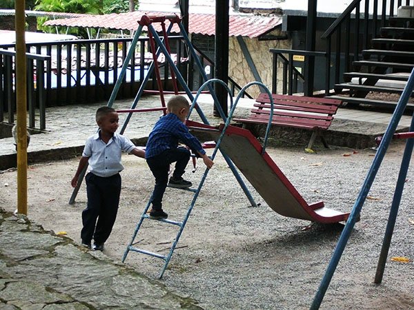 niños parque 2.JPG