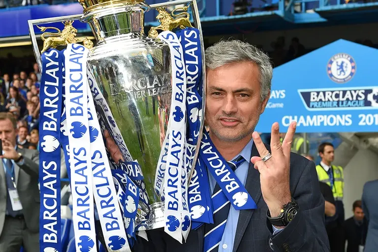 Jose-Mourinho-Premier-League-Trophy-Chelsea.webp