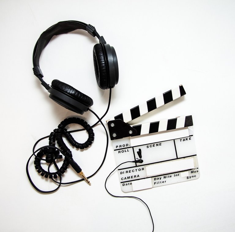 headphones-4223911_1280.jpg