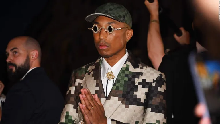 230621011358-01-louis-vuitton-pharrell-williams-debut-full-169.webp