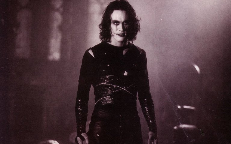 brandon-lee-as-eric-draven-w0wtl49lx9260g80.jpg