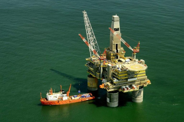 0011 oil platform russia112445_1280a.jpg