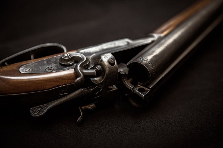 vintage-gun-g33f1610bc_1920.jpg