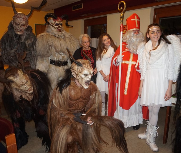 Hl._Nikolaus_in_Begleitung_des_Krampus_und_Engeln.jpg