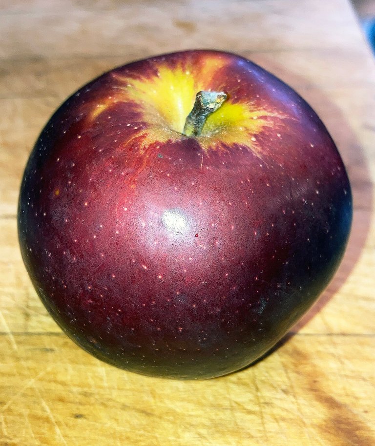 2048px-Arkansas_black_apple.jpg