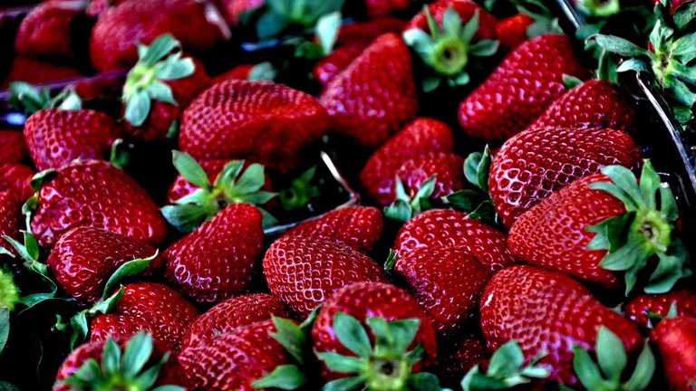 strawberries-g5b357a5e5_1920.jpg