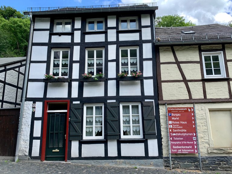 Old house in Monschau.jpeg