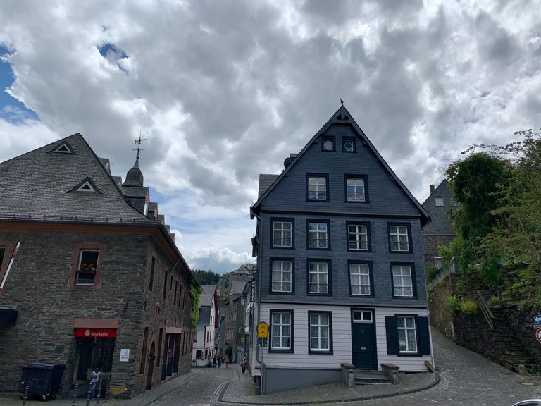 Monschau house at the corner.jpeg