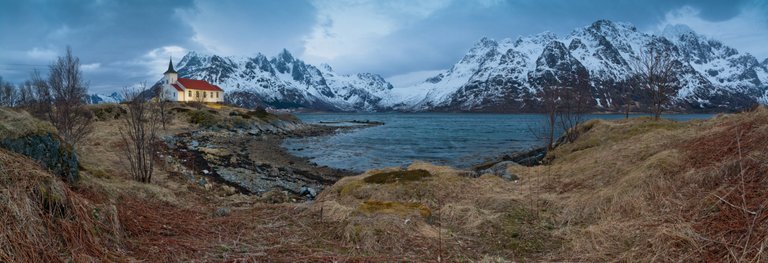 A_Late_evening_view_to_Austnesfjorden_at_Sildpollnes_Church,_Austvågøya,_Lofoten,_Norway,_2015_April.jpg