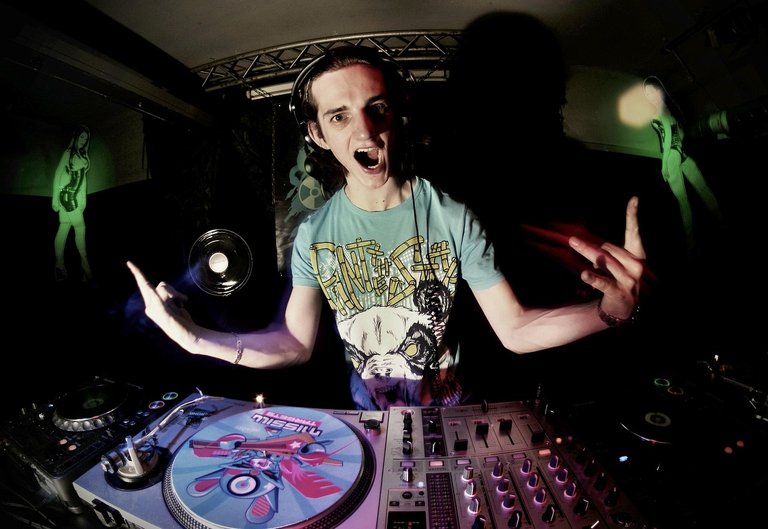dj-101783_1280.jpg