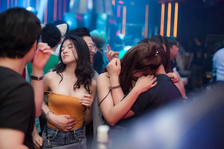 nightclub-3492750_1280.jpg